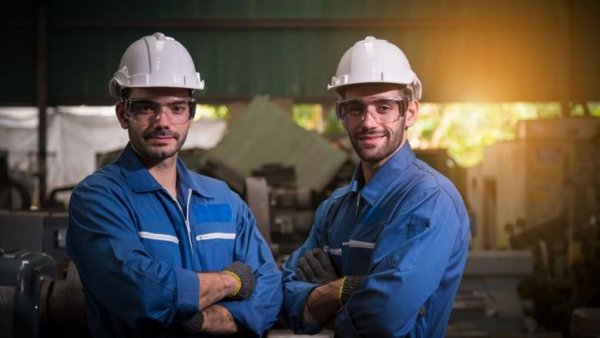 عمال انتاج في مصنع فرواله